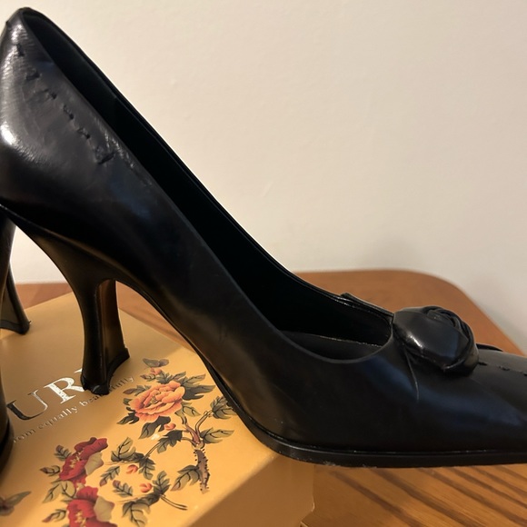 PRADA BLACK PUMPS AUTHENTIC STUNNING VINTAGE RARE ROSETTE DETAILS - Picture 9 of 15